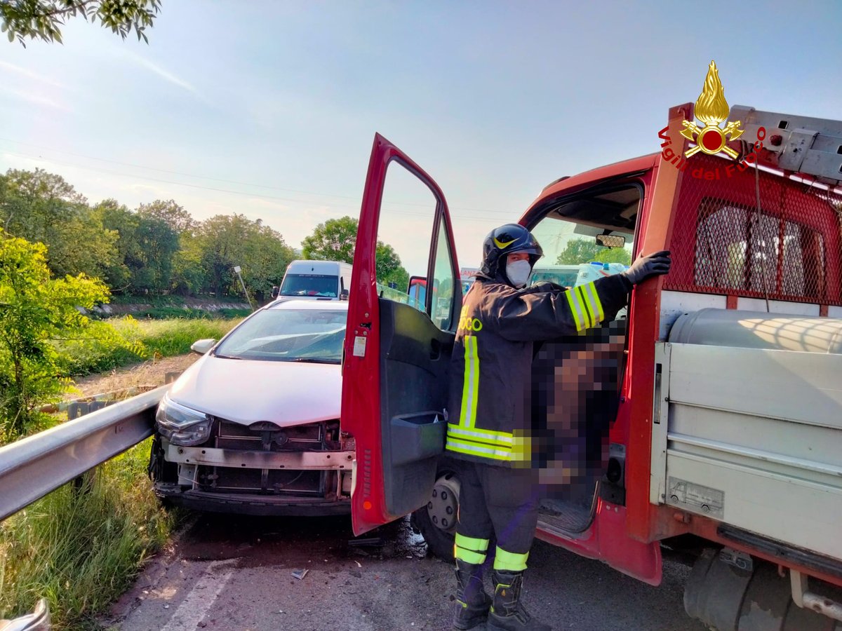 vvfveneto's tweet photo. #11maggio #IsolaVicentina, nel pomeriggio,    scontro tra un’auto e un furgone lungo la SP 46: feriti i due conducenti. Intervento di soccorso #vigilidelfuoco @SUEM_Veneto #soccorsiquotidiani #allaguidanondistrarti https://t.co/2kCHhwX69h