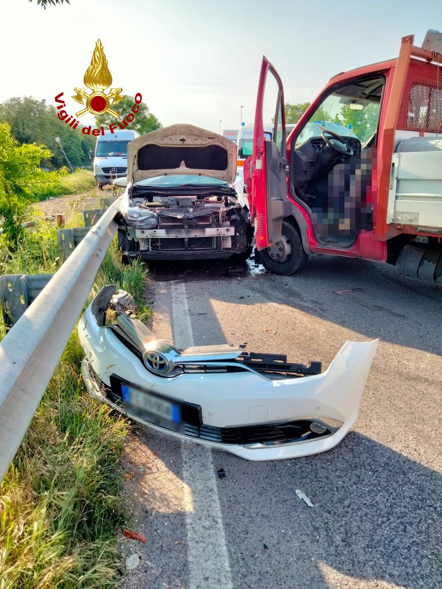 vvfveneto's tweet photo. #11maggio #IsolaVicentina, nel pomeriggio,    scontro tra un’auto e un furgone lungo la SP 46: feriti i due conducenti. Intervento di soccorso #vigilidelfuoco @SUEM_Veneto #soccorsiquotidiani #allaguidanondistrarti https://t.co/2kCHhwX69h