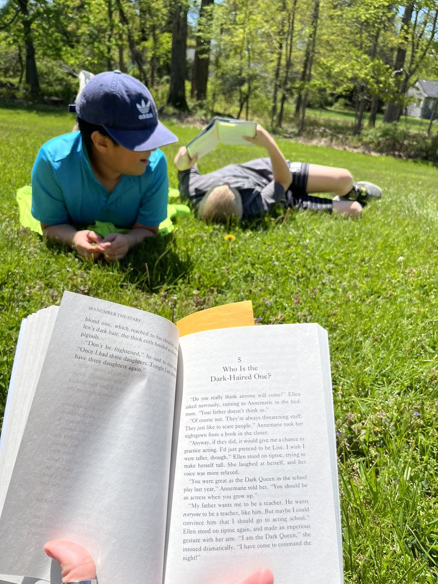 MrsFernandes4th's tweet photo. Beautiful days call for reading outside @RobertHunterES @FlemRarSchools https://t.co/AaWP9nGFeS