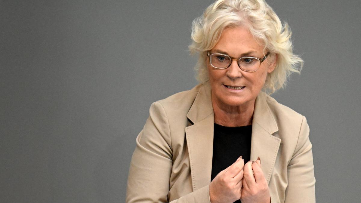 welt's tweet photo. Lambrecht verteidigt Mitnahme ihres Sohnes auf Dienstreisen https://t.co/F6OcoS3KGQ https://t.co/5QLQX5FvQ7