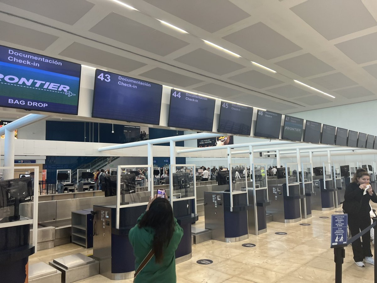 Da_Spencery's tweet photo. @FlyFrontier really great customer service. Left stranded and without any answers for our new flight, hotel, or any accommodations. https://t.co/9CfARNGflj