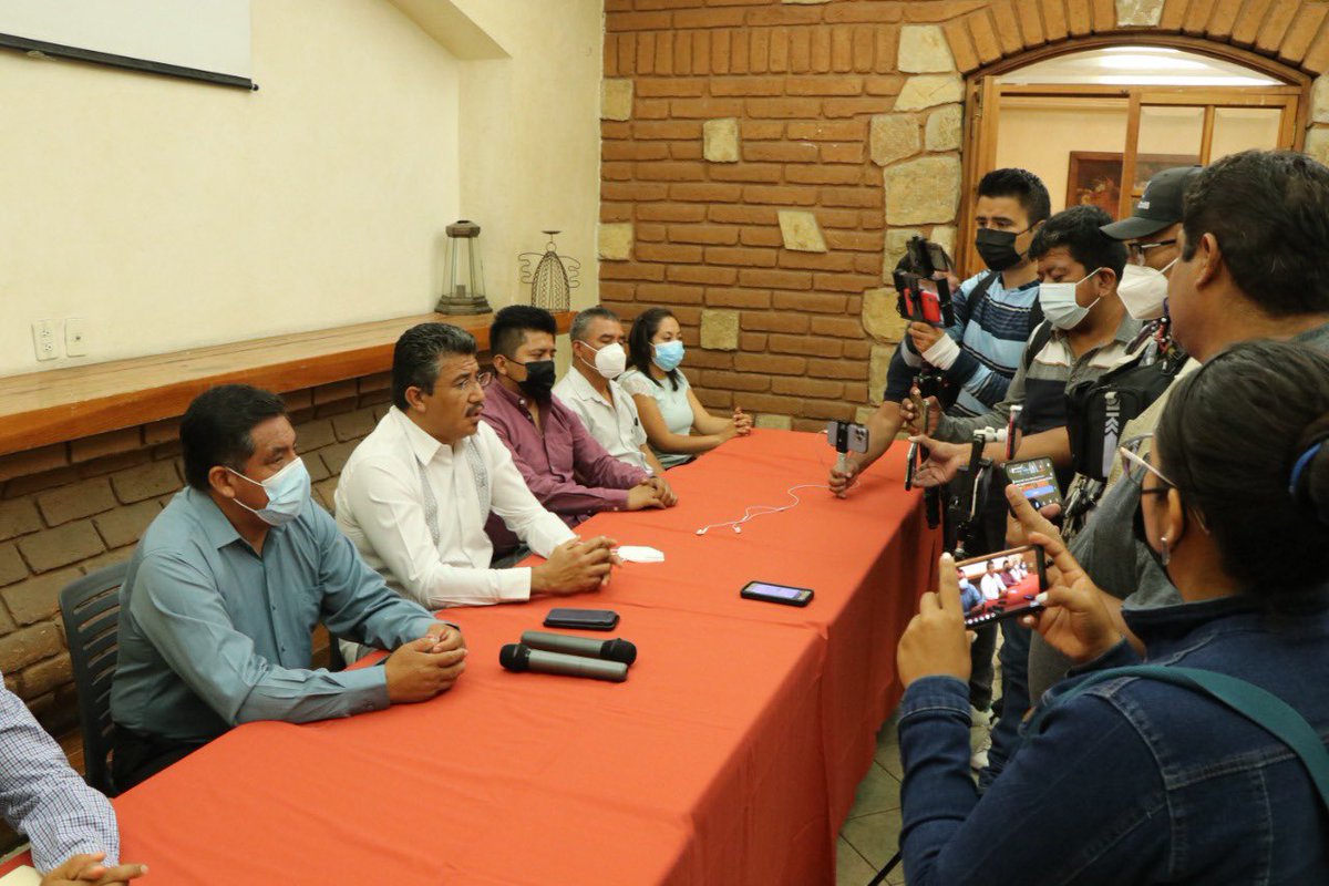 DimasRomeroGonz's tweet photo. Hoy, junto a algunos de mis compañeros del Comité Estatal de @AntorchaOaxaca anunciamos una marcha de 5 mil antorchistas en la capital oaxaqueña porque el @GobOax no cumple a familias oaxaqueñas. #MuratProvocaMarchas https://t.co/BDLwUSvZIr