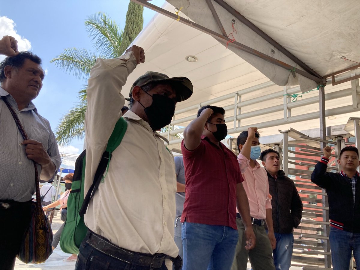 Hoy, junto a algunos de mis compañeros del Comité Estatal de <a href="/AntorchaOaxaca/">Antorcha Oaxaca</a> anunciamos una marcha de 5 mil antorchistas en la capital oaxaqueña porque el <a href="/GobOax/">Gobierno de Oaxaca</a> no cumple a familias oaxaqueñas. #MuratProvocaMarchas
