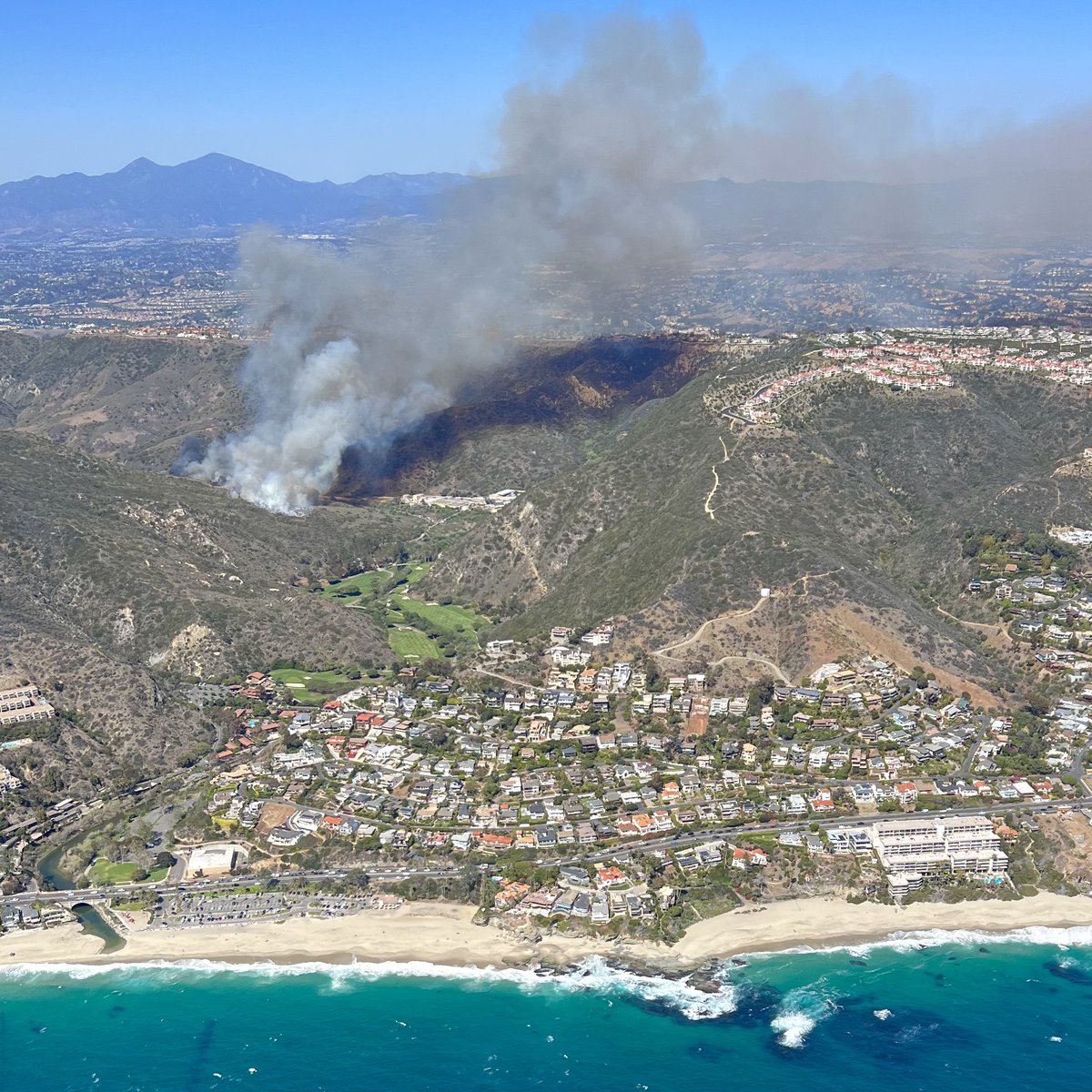 abc7chriscristi's tweet photo. 🔥BREAKING: A fast moving brush fire has broken out next to The Ranch At Laguna Beach. Orange County Fire Authority helicopter has just arrived to begin dropping water. https://t.co/spjvzPfYvh