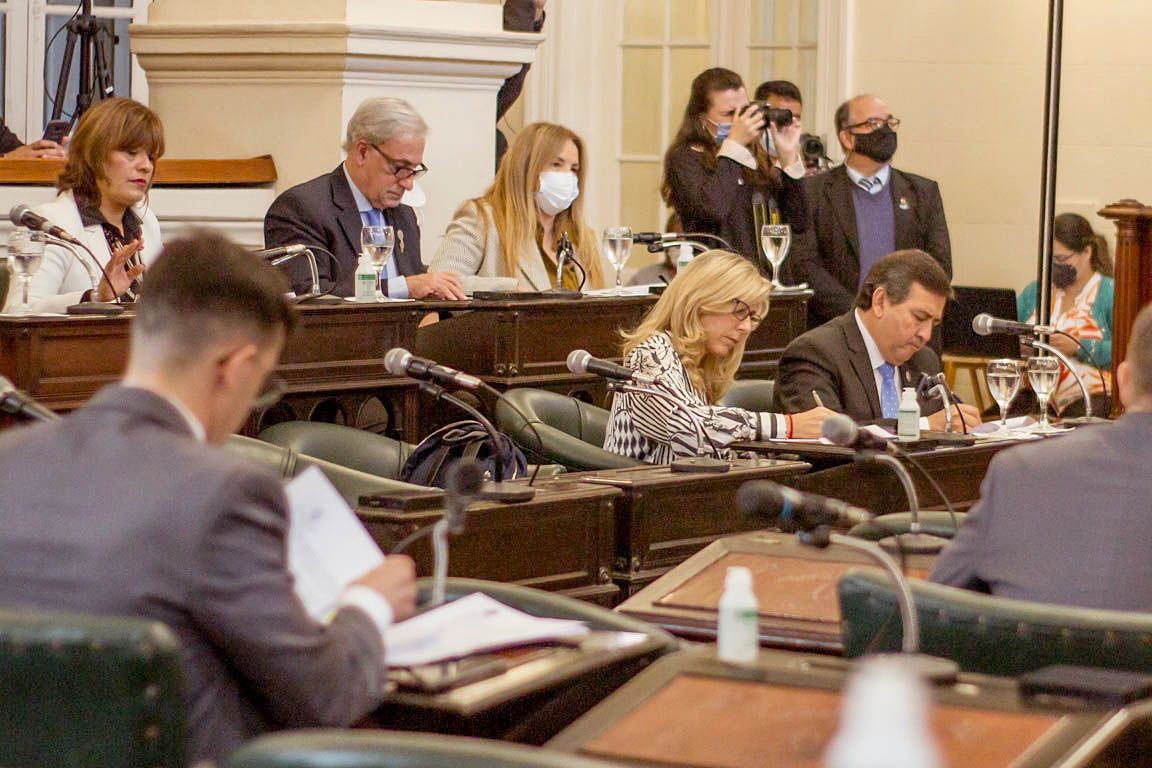 anypereyraok's tweet photo. En sesión legislativa, desde el Bloque de @ECOCtes+VamosCorrientes solicitamos a @Energia_Ar que explique los criterios que utilizará para determinar a quienes alcanzará la quita de subsidios por consumo de electricidad, especialmente en las provincias del interior del país. https://t.co/8uGfkqdh65
