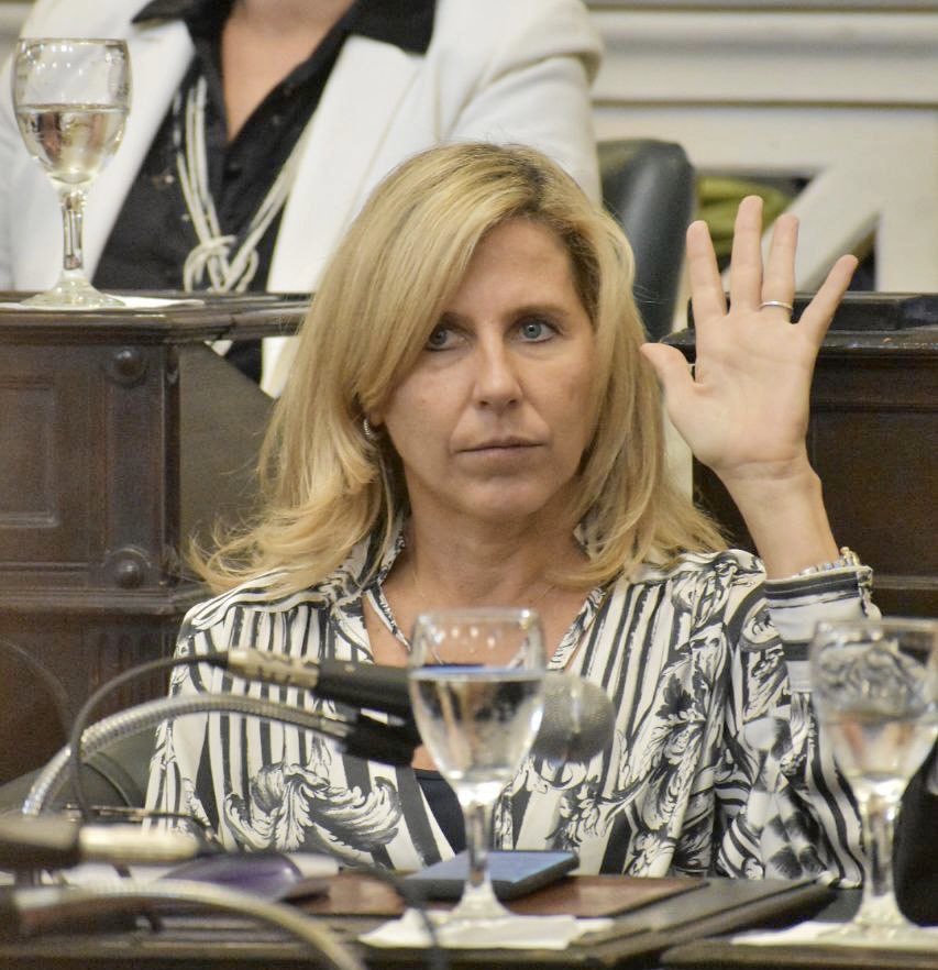 anypereyraok's tweet photo. En sesión legislativa, desde el Bloque de @ECOCtes+VamosCorrientes solicitamos a @Energia_Ar que explique los criterios que utilizará para determinar a quienes alcanzará la quita de subsidios por consumo de electricidad, especialmente en las provincias del interior del país. https://t.co/8uGfkqdh65