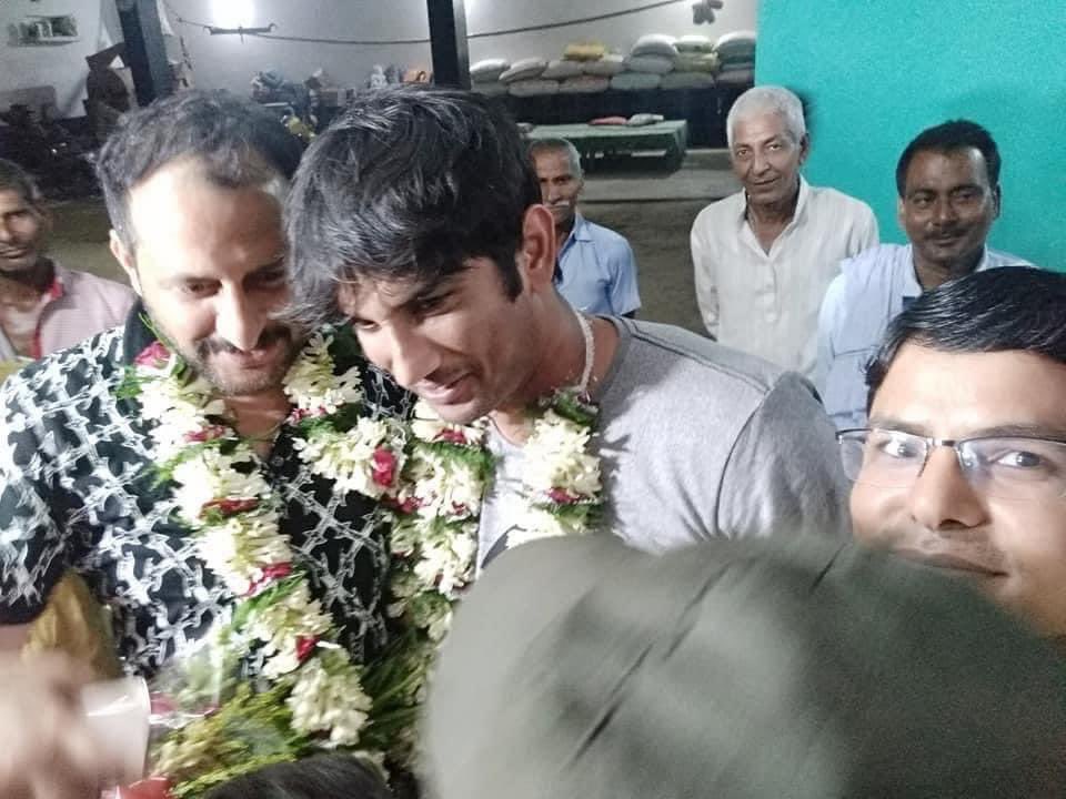 NonaYousef_'s tweet photo. ( #ThrowbackMay2019 )
Some adorable and heart touching pics of my bae @itsSSR in his village ( Malldiha ) 😍❤️❤️
#JusticeSushantSinghRajput
#MyLove
#Smiles
#HappyTimes
#Malldiha
#ThrowbackBiharDiaries
#SushantInOurHeartsForever ♥️♥️
Sushant 4 Women Empowerment https://t.co/zFlt3gllDq