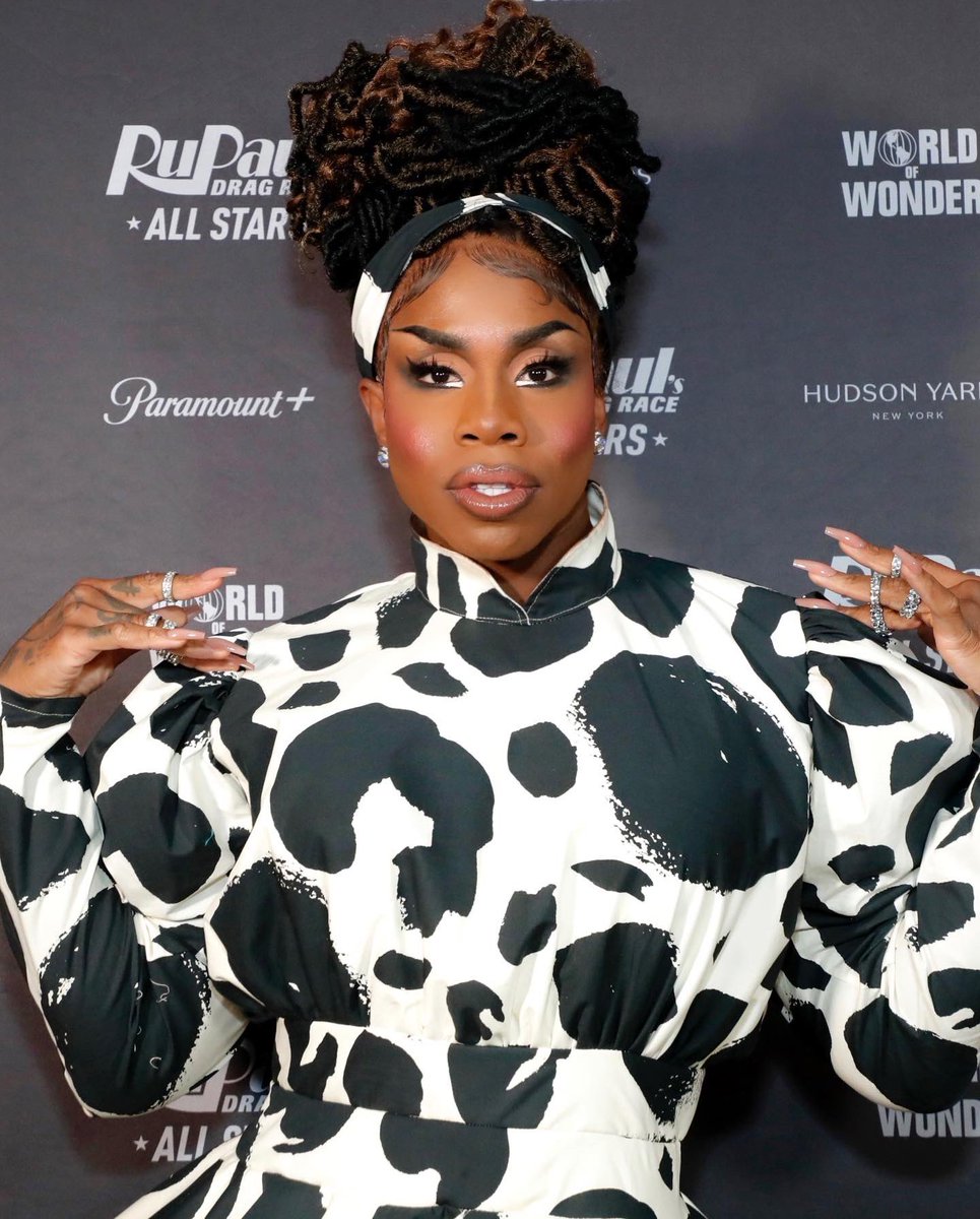 monetxchange's tweet image. Normal cow, stunning! 

P.S. @IAmMoniqueHeart looks great here.