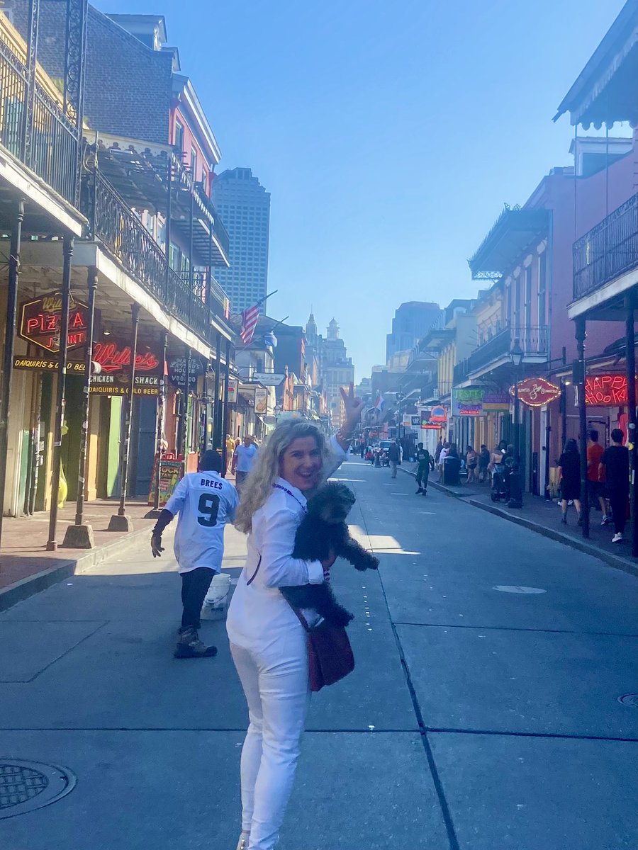 DaphneBarbeito's tweet photo. Es una ciudad orientada a mascotas… Sage ha conocido #NewOrleans #PetFriendly #VámonosSolas #CelebratingGraduation https://t.co/ZuTeJZoaOE