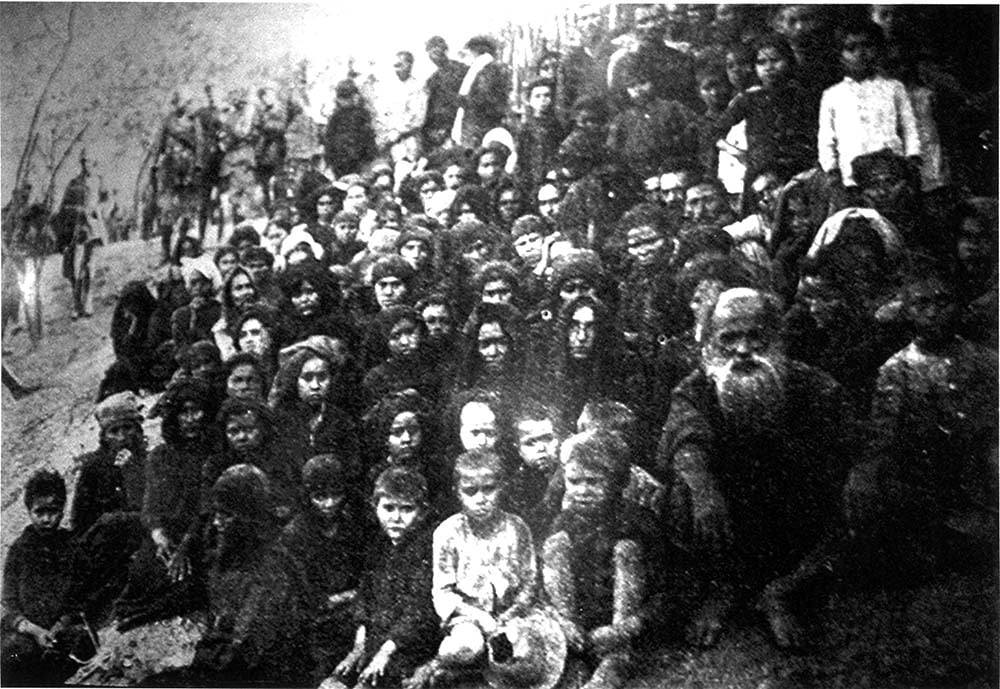 Sobreviventes do Massacre do Sítio do Caldeirão, em Crato, Ceará, são cercados por militares. Há 85 anos, em 11 de maio de 1937, a comunidade nordestina, acusada de "subversão comunista", era dizimada por fuzilamentos e bombardeios conduzidos pelo Exército Brasileiro.

1/20