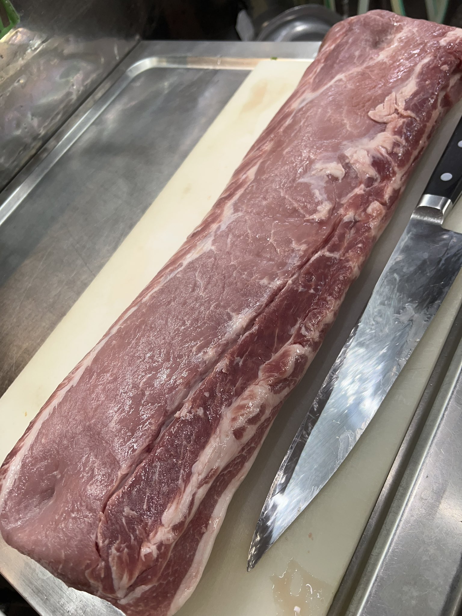 末廣家 総本山吉村家直系王道の味継承店 おはようございます 本日も釜焼きチャーシュー塊はスモーク二段階仕込みで焼き上げます 尚 本日は小型の豚のロースが一本入荷しました 2分割で販売させて頂きます 焼きたてを是非ご家庭で 末廣家