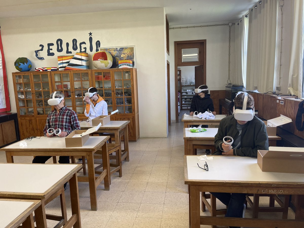 gustgap's tweet photo. Last Friday I visited my former high school, Escola Secundária Madeira Torres, at Torres Vedras. 120 Students were @CERENA_research researchers for an entire morning. It was so great! #RawMat_CERENA https://t.co/vTslTVml3M