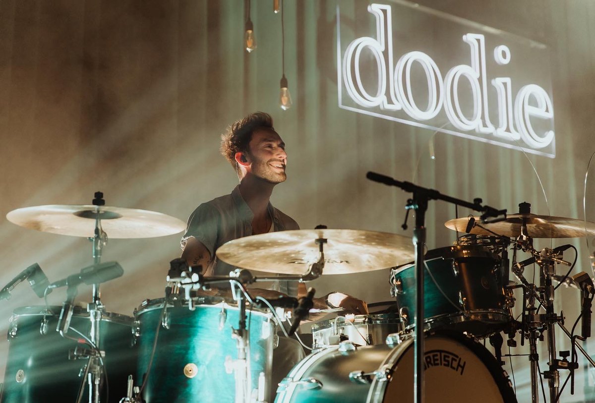 gretschdrums's tweet photo. Gretsch artist @RossCraib is all smiles on tour with @doddleoddle. #GretschDrums 

📸@elliemitchellphotography https://t.co/cZjKnympCQ