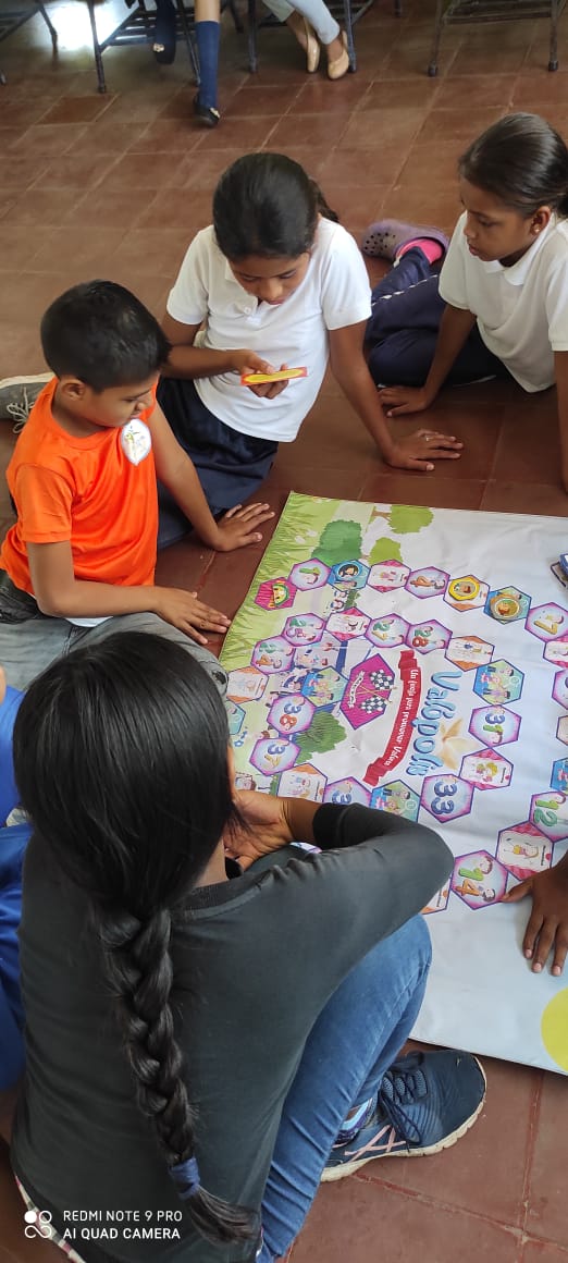 Niños haciendo uso del Valopoli en el Espacio Creciendo en Valores centro escolar Madre Teresa de Calcuta