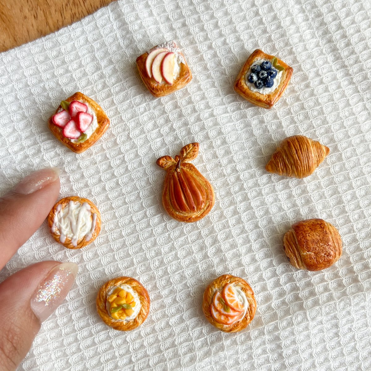 etherealartiste's tweet photo. mini pastries 🥐🍓🫐 https://t.co/hFtWZZ9jCL