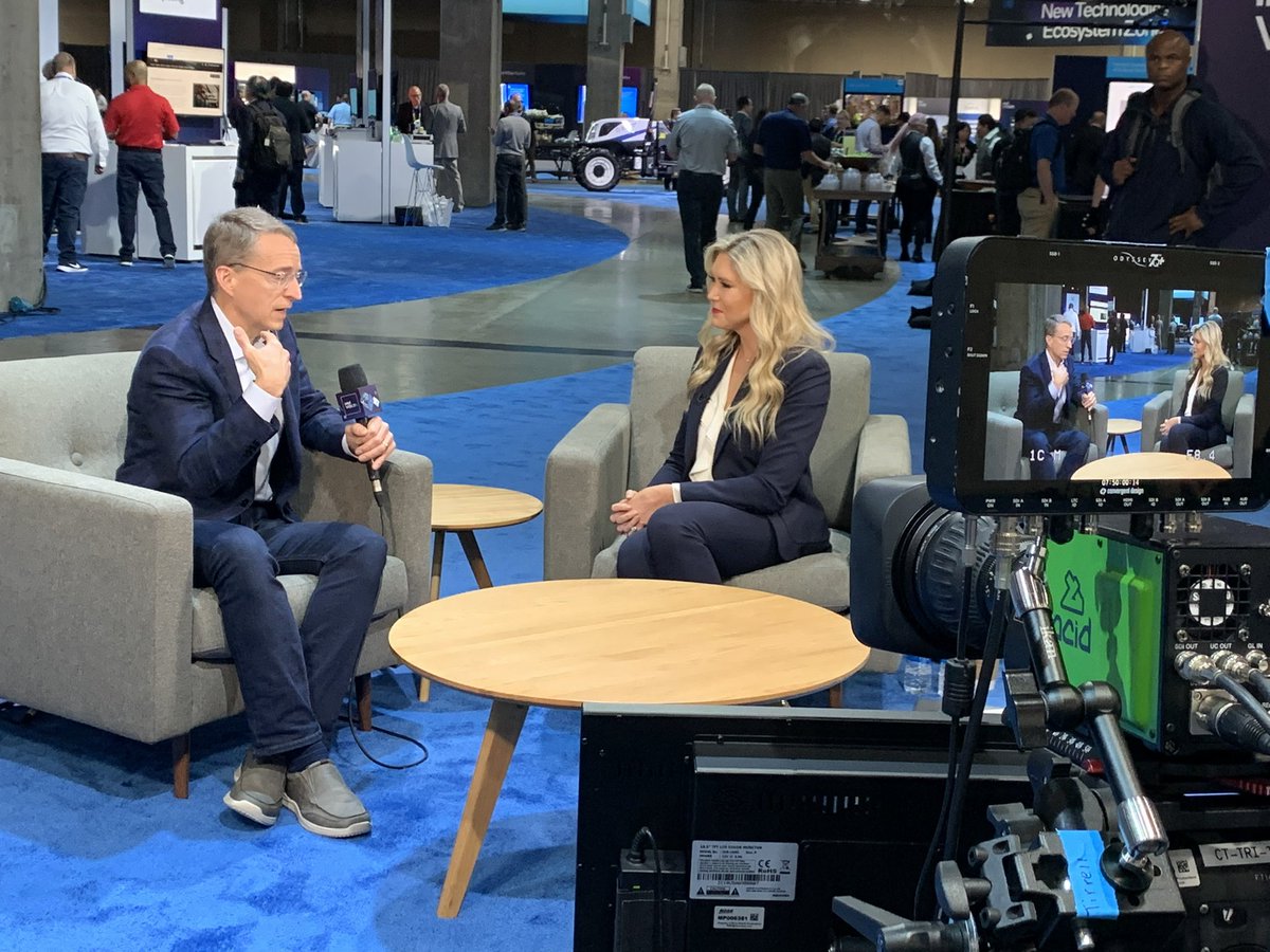 MaddieLittrell's tweet photo. The Chief Geek himself @PGelsinger on digital transformation: every company is evolving into a tech company. @intel @intelnews #IntelON https://t.co/r1JQJFihVv
