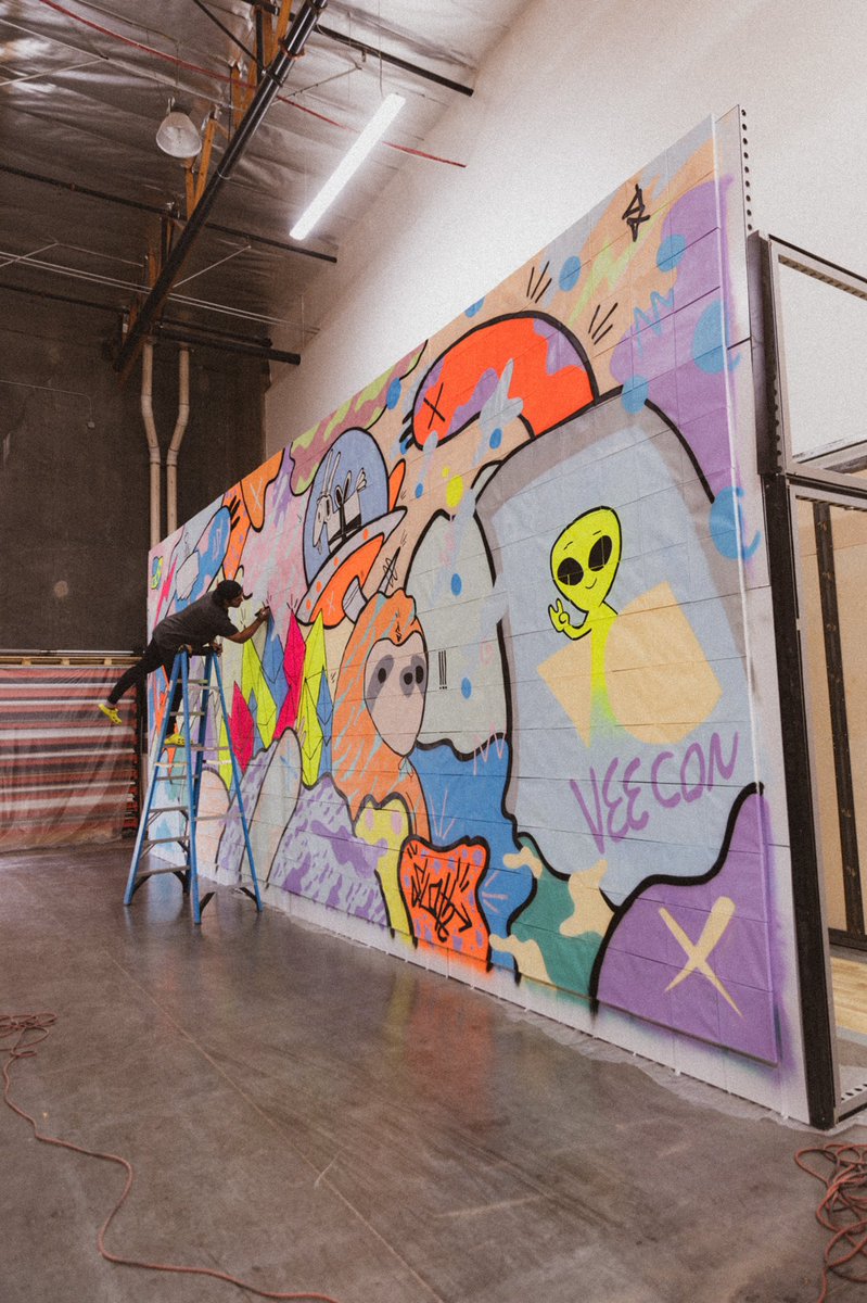 Timmyham's tweet photo. And that’s a wrap fam…
The the gift goat @veefriends @veecon mural is complete 💪🏼 Finished in 3 days 😅 can’t wait for you to see this thing @garyvee it’s MASSIVE https://t.co/9jSJx2l8h7