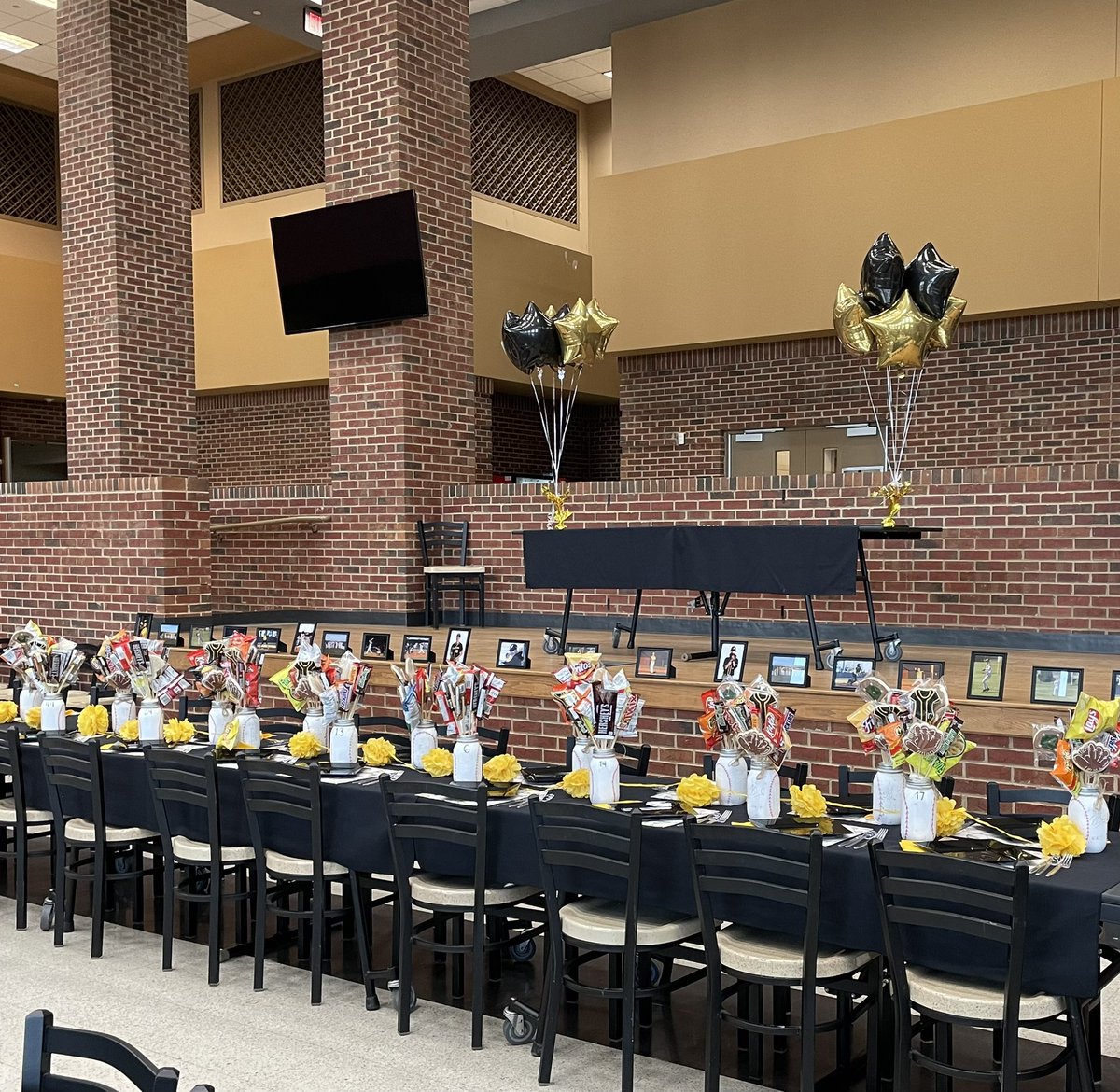 NeerBaseball's tweet photo. Getting ready to celebrate our 2022 group! https://t.co/5Jon6dhQEw