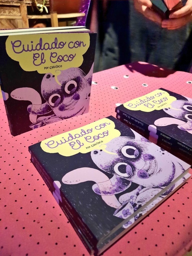 CAReyesG's tweet photo. Ahora @gabicoco_ se apresta a lanzar "Cuidado con el Coco", mientras firma mi ejemplar, en @PlanSofa Santa Isabel 0151, Barrio Italia, Metro Santa Isabel. https://t.co/Y3gYKYkOTO