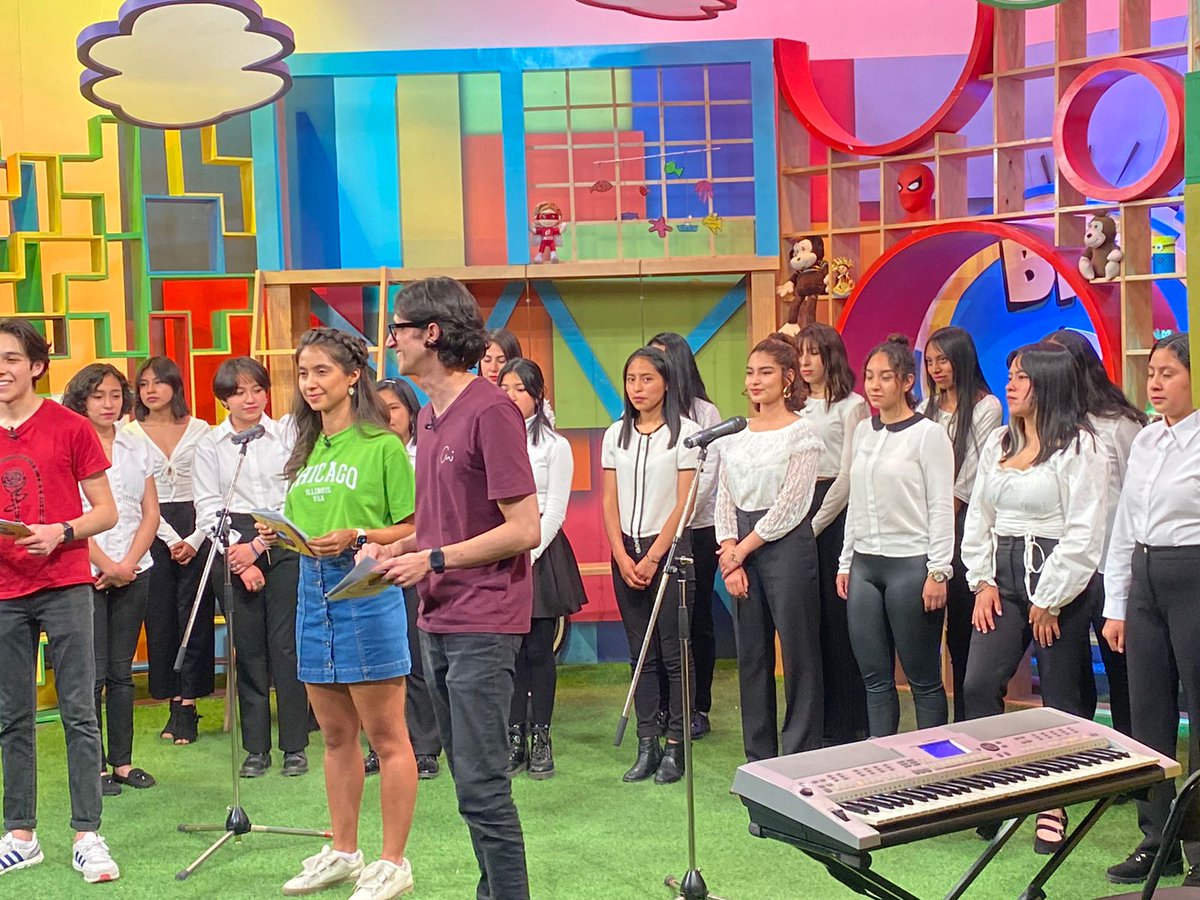 VocesdeStaMaria's tweet photo. Fotitos de nuestra primera aparición en TV, en @MexiquenseTV  programa #bimbambum, gracias por la invitación y el apoyo, el equipo del producción y los conductores mus amables y gracias por sus consejos ❤️ esperamos volver muy pronto😊 https://t.co/zLypQyATPW
