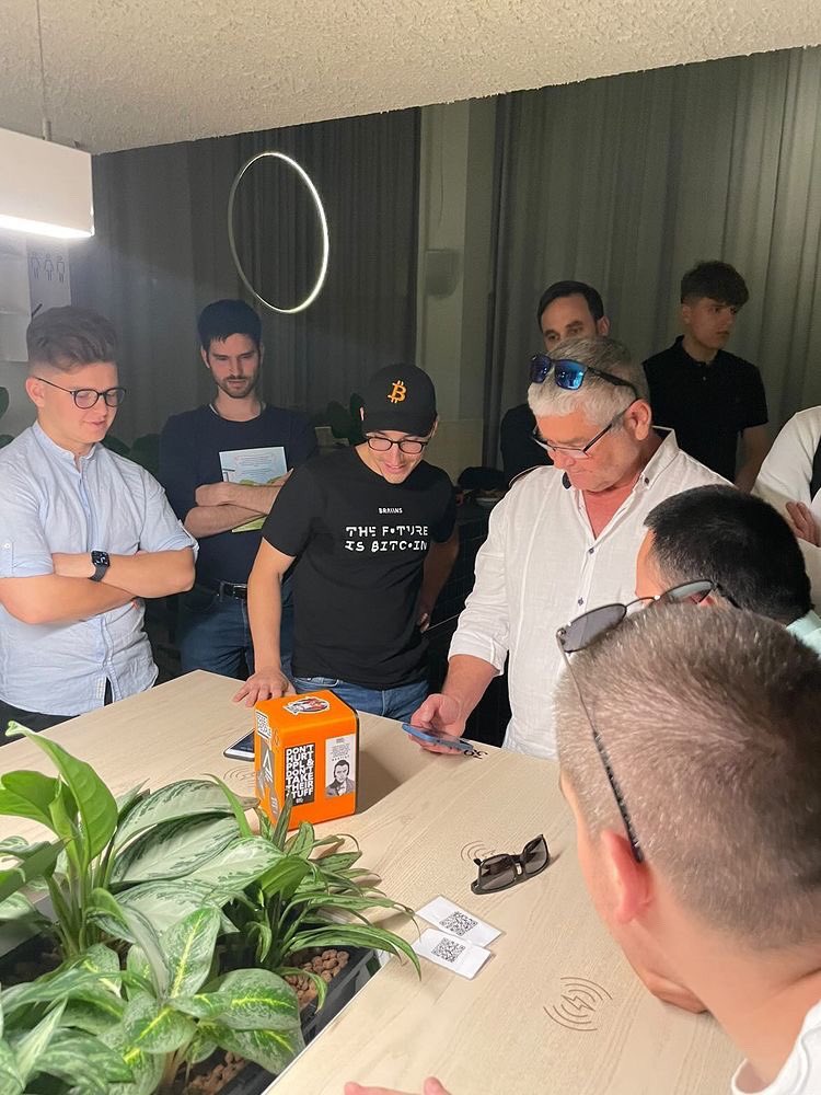 Setting up #Bitcoin LN wallets and teaching people how to stack sats over <a href="/21isenough/">21isenough</a> DIY Lightning ATM. I am loving it 🔥