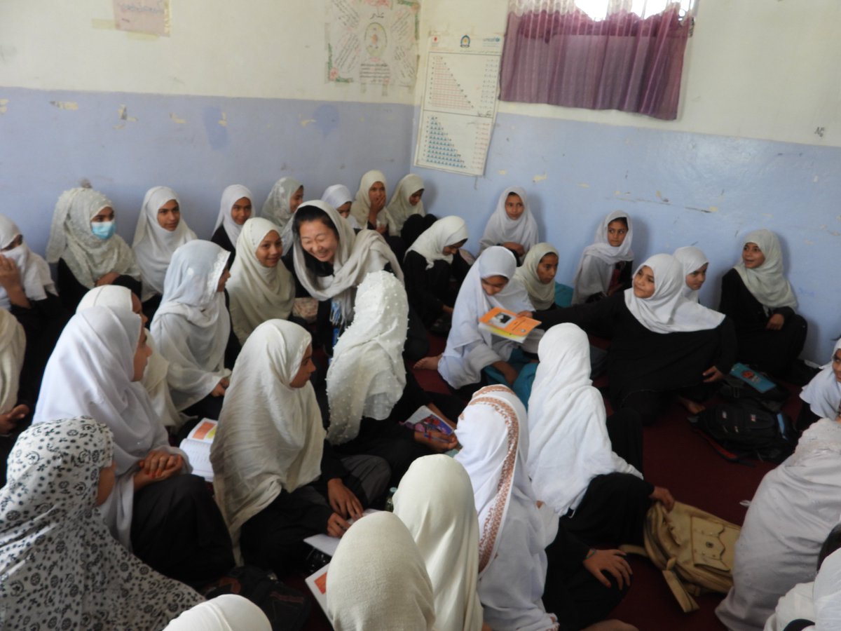 test ツイッターメディア - アフガニスタン第二の都市カンダハルで、日本🇯🇵の支援を通じて、少女たちための学校が完成しました🏫

開校式には、高嶋由美子UNHCRアフガニスタン カブール事務所副代表も出席。

少女たちのより良い未来のために、女子教育へのアクセス、環境改善に向けた取り組みの必要性を訴えました。 https://t.co/sVX9MCMqGc