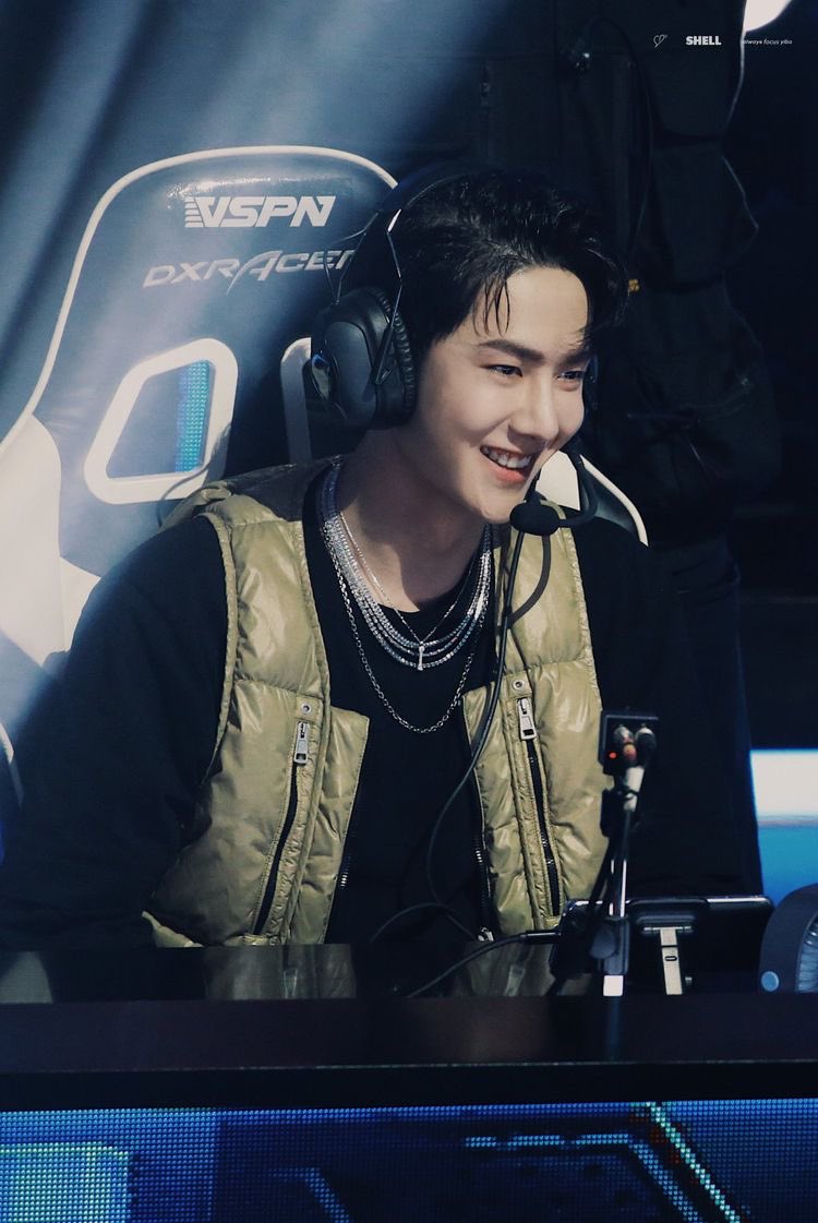 wang yibo smiles tweet media