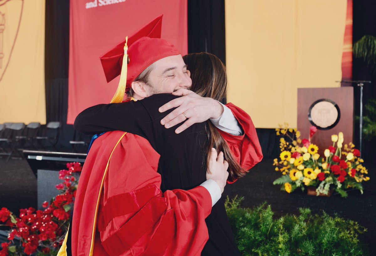 N_Albertoni's tweet image. Pasó una pandemia, una defensa de disertación y graduación virtual por la suspensión de clases, y casi 2 años para que con quienes compartimos varios años de camino nos volviéramos a encontrar en persona y poder festejar. #PhDHoodingCeremony @USCDornsife 🇺🇸 #LosAngeles