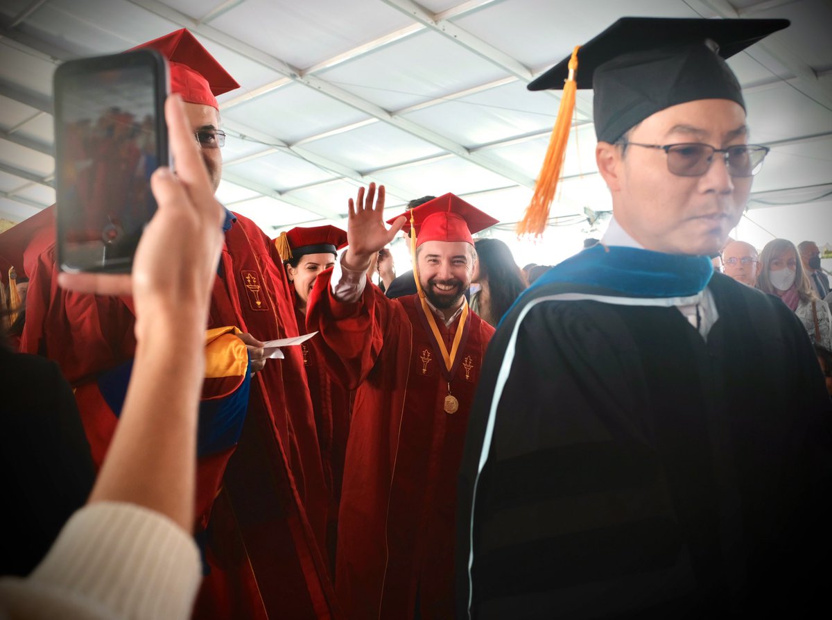 N_Albertoni's tweet image. Pasó una pandemia, una defensa de disertación y graduación virtual por la suspensión de clases, y casi 2 años para que con quienes compartimos varios años de camino nos volviéramos a encontrar en persona y poder festejar. #PhDHoodingCeremony @USCDornsife 🇺🇸 #LosAngeles