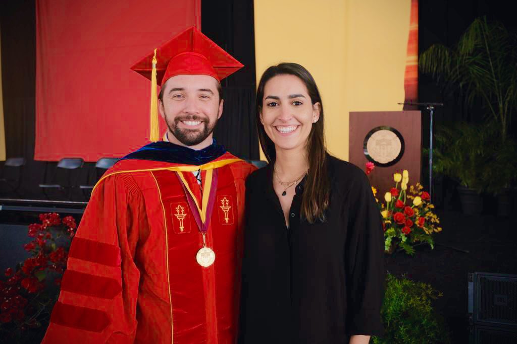 N_Albertoni's tweet image. Pasó una pandemia, una defensa de disertación y graduación virtual por la suspensión de clases, y casi 2 años para que con quienes compartimos varios años de camino nos volviéramos a encontrar en persona y poder festejar. #PhDHoodingCeremony @USCDornsife 🇺🇸 #LosAngeles