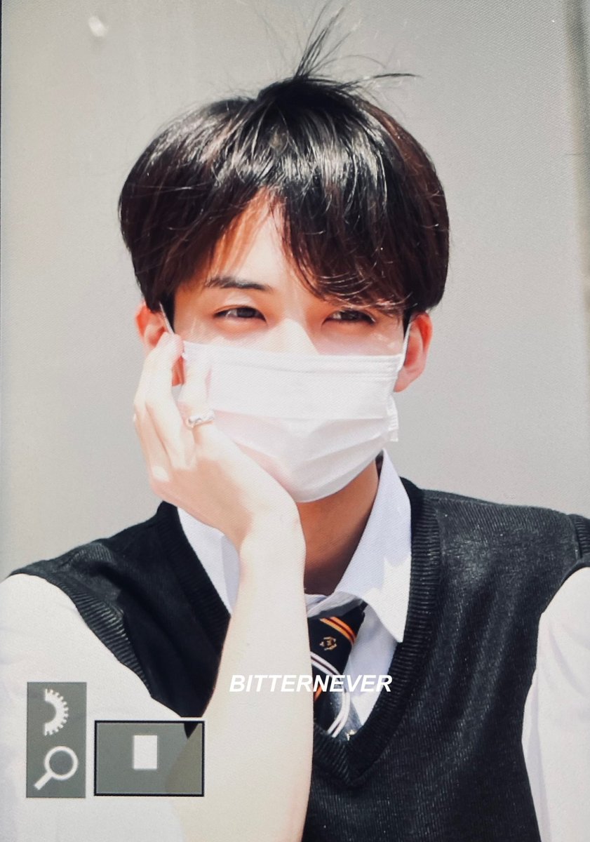 둘이.. 너무 붙어 다녀서 쌤들의 걱정을 한 몸에 받는 중인 삼학년 총학생회장의칭구인 뎡아니... 근데 차림은 저래 다녀도 권군이 윤뎡안한테 형 수능 끝나면 담배 끊을거에요? 함서 페브리즈 뿌려줌