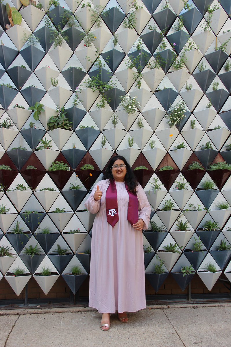 faizaposts's tweet photo. Freshman year faiza VS 2 days away from graduating faiza 🥺🥺🥺 gonna miss this farm school so much, crazy how fast 4 years goes by https://t.co/KCBVaDmeJZ
