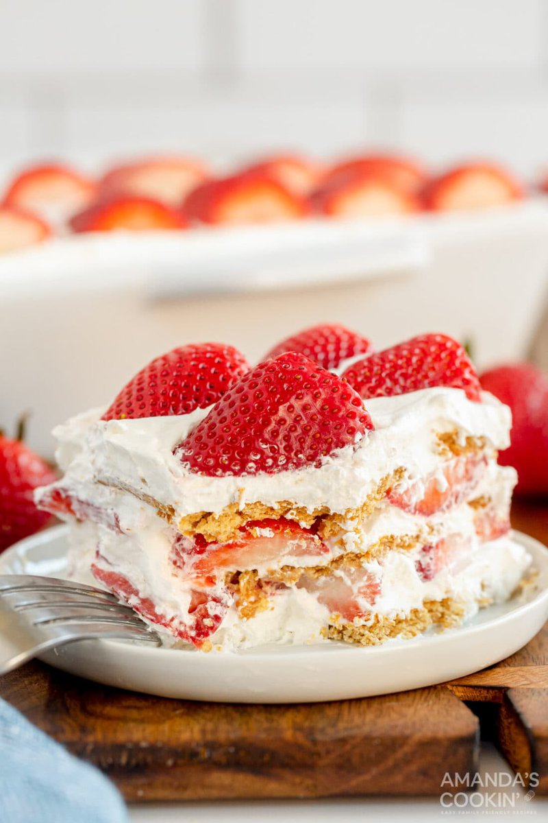 Strawberry Icebox Cake! recipe @ amandascookin.com/strawberry-ice…