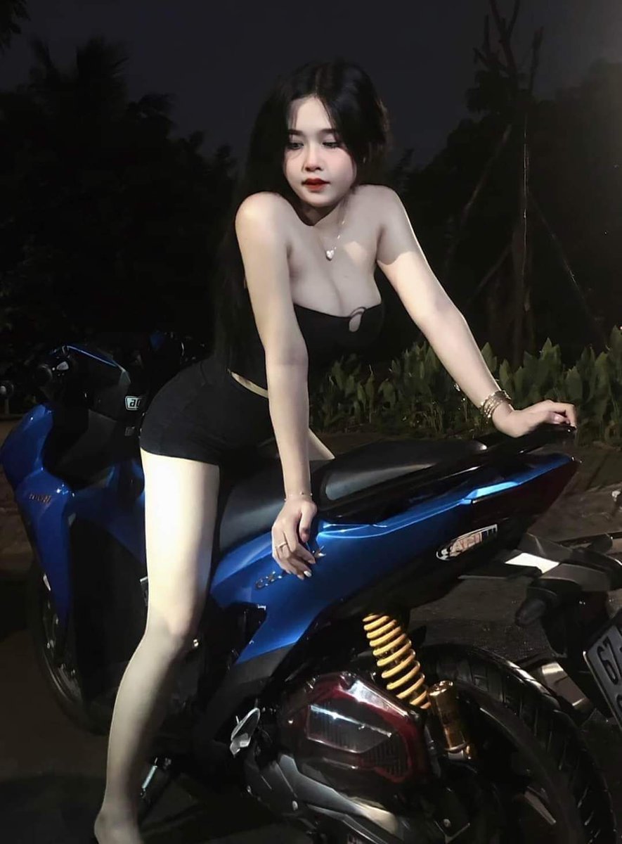 MeoDen_S0S's tweet photo. Anh chọn xe hay chọn em? https://t.co/iBWFyy0xZB