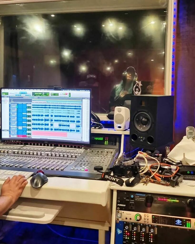 miriamcruz's tweet photo. Terminando mi nueva producción. 🎙️🎧 Espérenla muy pronto. 😉
#MiriamCruz #SigueLaCruz💃🎶🎤 #recordingmode https://t.co/D8eaTUROfx https://t.co/6WOQJRCJVx