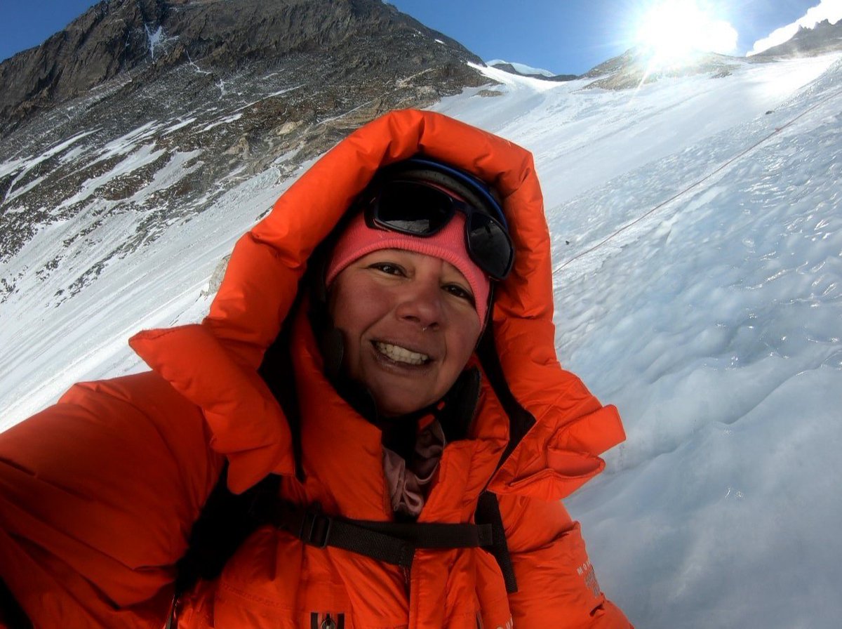 prensagrafica's tweet photo. #ÚltimaHora | Alfa Karina Arrué se convierte en la primera salvadoreña en llegar a la cumbre del #MonteEverest, a 8,848 metros sobre el nivel del mar este 11 de mayo de 2022, según Everest Today Foto: cortesía. https://t.co/eWSiWQTtQT