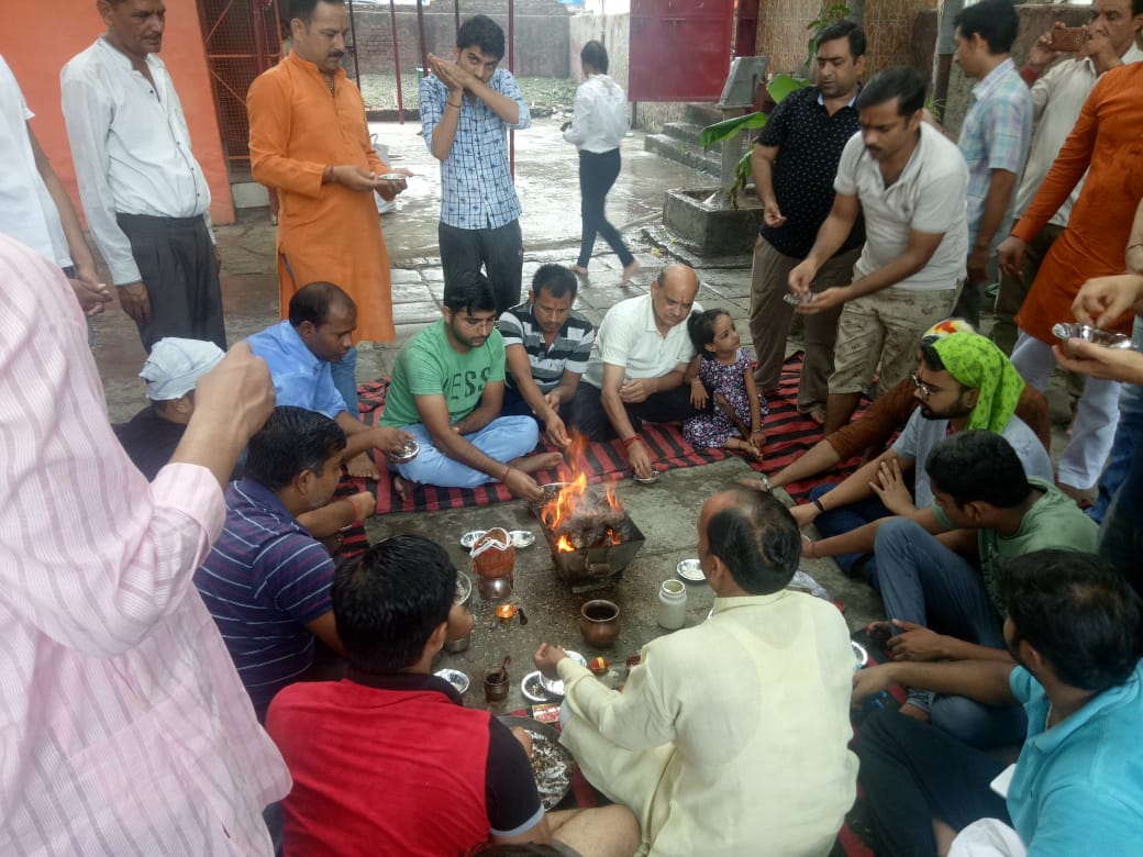 agniveer's tweet photo. #HinduEktaYajna &amp; #JaneuForAll reaching villages where casteism &amp; conversion are rampant. We unite all as  one pariwar irrespective of Jati, gender, etc. Converts are brought back to Dharma from missionary clutches. Support us in this Yajna for conversion-free Bharat 🙏🏻 https://t.co/bqfupFs4ku