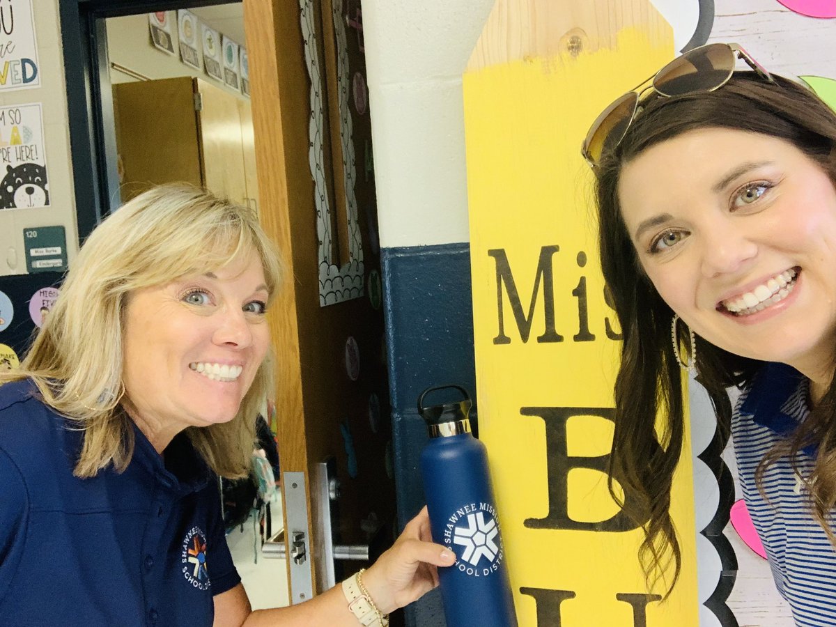BrittanyGonser's tweet photo. Sad we missed the fabulous @missjordynburke &amp; her mentor while we were at @SMSD_Corinth for #smsdrookieoftheyear today! We left you both some goodies though! 💙 @principalplewis #keepingsmsdstrong @thesmsdhr https://t.co/OswTKXHOIO