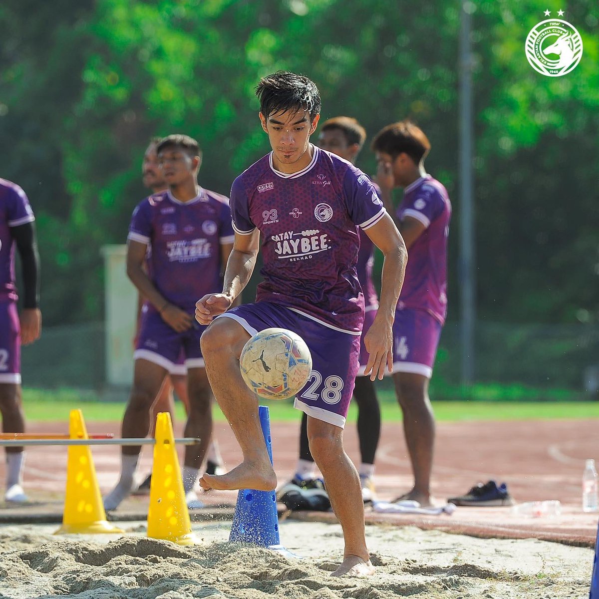 kelantanfc_trw's tweet photo. Sebahagian foto yang dirakamkan ketika sesi latihan pagi tadi berlangsung di Padang USIM, Nilai untuk memperbaiki kelemahan bagi memantapkan pasukan sebelum perlawanan #ke8 pada 22 mei nanti.
#TRWSelamanya #ThePowerOfGomoMindset #GomoKelateGomo #TheRedWarriors #LigaPremier2022 https://t.co/tKzeuPfdni