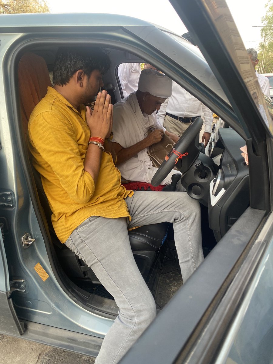 ShravanRajSiddi's tweet photo. ब्रहमधाम आसोतरा के गादीपति एवं राजपुरोहित समाज के धर्माधीकारी संत अनंत श्री विभूषित ब्रह्मऋषि ब्रह्माचार्य श्री ब्रह्मा सावित्री सिध्द पीठाधीश्वर श्री श्री १००८ श्री तुलसाराम जी महाराज के कर कमलों द्वारा गाड़ी के पूजा एवम् दर्शन का सौभाग्य प्राप्त हुआ. 🙏🙏🙏🙏
#JaiDataRi 🙏🙏 https://t.co/ttiKAbdFct