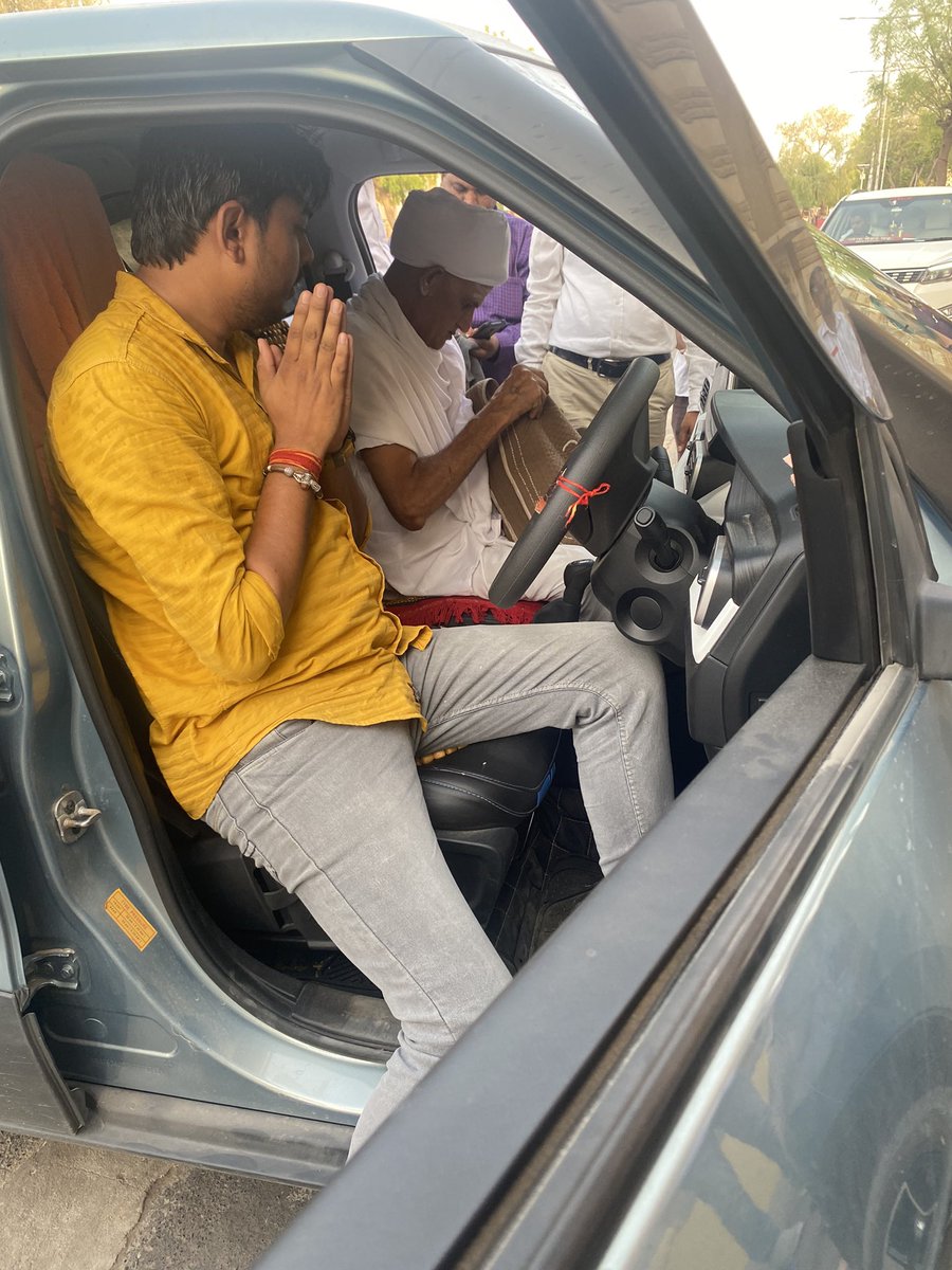 ShravanRajSiddi's tweet photo. ब्रहमधाम आसोतरा के गादीपति एवं राजपुरोहित समाज के धर्माधीकारी संत अनंत श्री विभूषित ब्रह्मऋषि ब्रह्माचार्य श्री ब्रह्मा सावित्री सिध्द पीठाधीश्वर श्री श्री १००८ श्री तुलसाराम जी महाराज के कर कमलों द्वारा गाड़ी के पूजा एवम् दर्शन का सौभाग्य प्राप्त हुआ. 🙏🙏🙏🙏
#JaiDataRi 🙏🙏 https://t.co/ttiKAbdFct