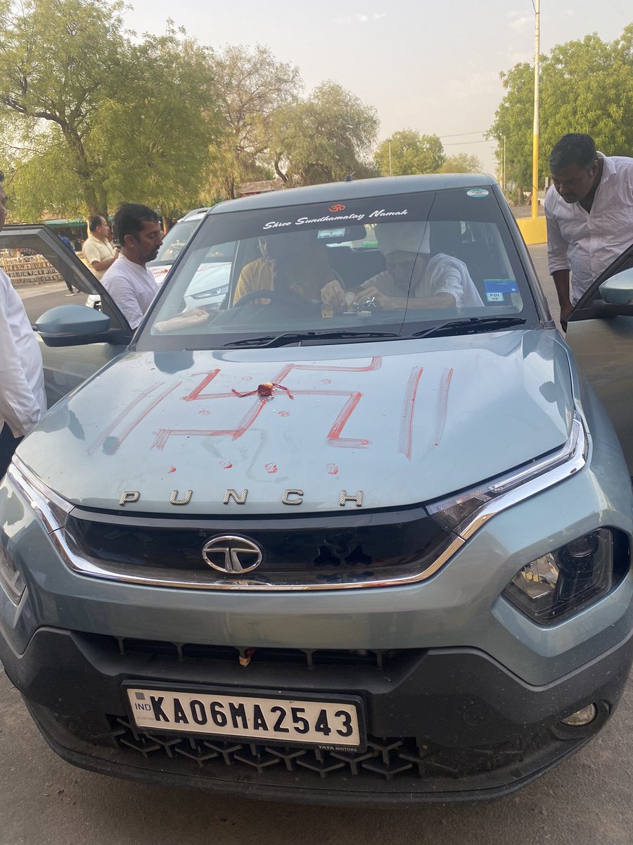 ShravanRajSiddi's tweet photo. ब्रहमधाम आसोतरा के गादीपति एवं राजपुरोहित समाज के धर्माधीकारी संत अनंत श्री विभूषित ब्रह्मऋषि ब्रह्माचार्य श्री ब्रह्मा सावित्री सिध्द पीठाधीश्वर श्री श्री १००८ श्री तुलसाराम जी महाराज के कर कमलों द्वारा गाड़ी के पूजा एवम् दर्शन का सौभाग्य प्राप्त हुआ. 🙏🙏🙏🙏
#JaiDataRi 🙏🙏 https://t.co/ttiKAbdFct