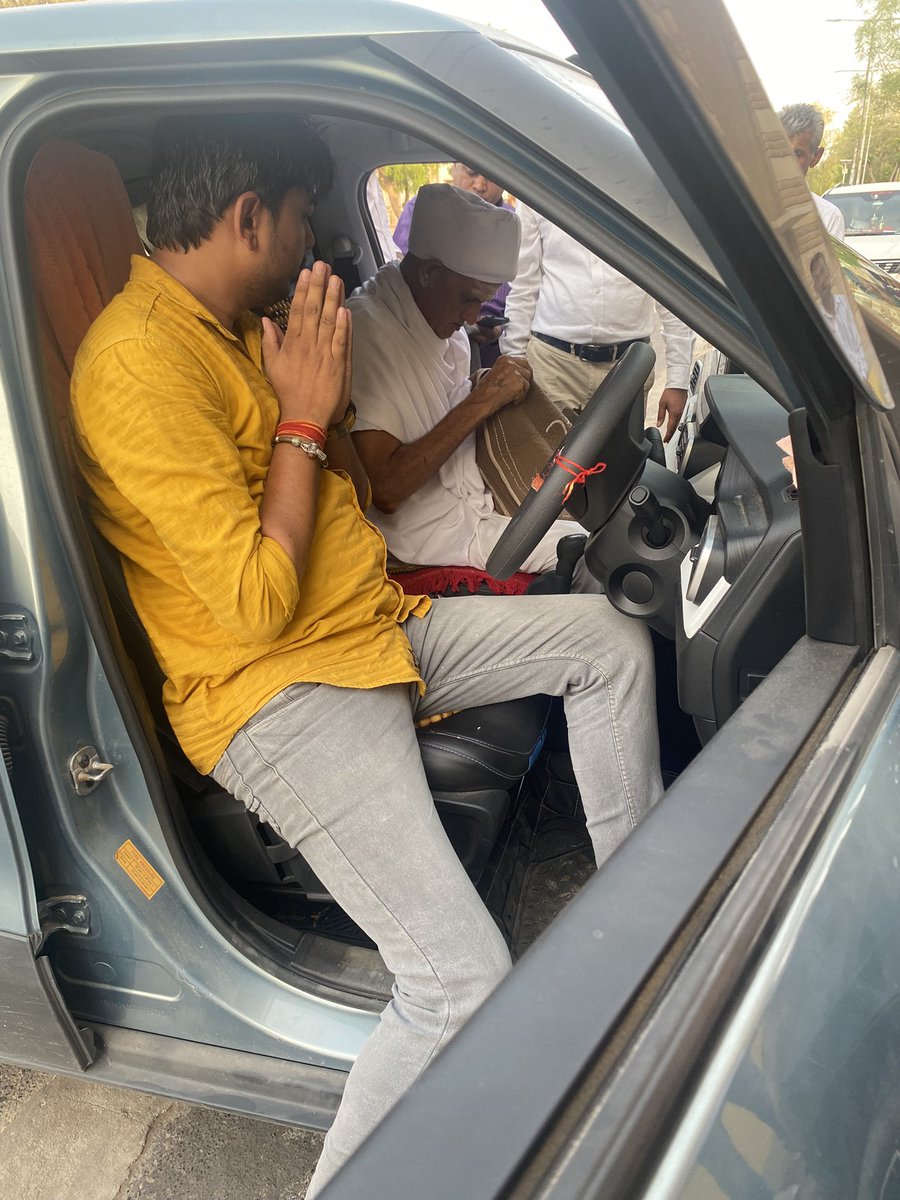 ShravanRajSiddi's tweet photo. ब्रहमधाम आसोतरा के गादीपति एवं राजपुरोहित समाज के धर्माधीकारी संत अनंत श्री विभूषित ब्रह्मऋषि ब्रह्माचार्य श्री ब्रह्मा सावित्री सिध्द पीठाधीश्वर श्री श्री १००८ श्री तुलसाराम जी महाराज के कर कमलों द्वारा गाड़ी के पूजा एवम् दर्शन का सौभाग्य प्राप्त हुआ. 🙏🙏🙏🙏
#JaiDataRi 🙏🙏 https://t.co/ttiKAbdFct