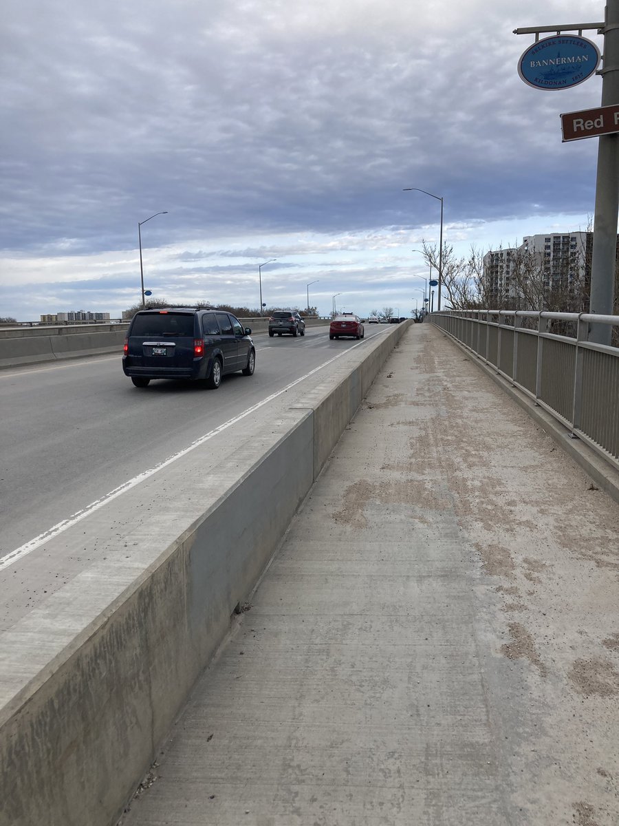 One of these is for cars, the other for bikes. Which gets swept first? #Winnipeg #cleanstreets <a href="/cityofwinnipeg/">City of Winnipeg</a> <a href="/BikeWinnipeg/">Bike Winnipeg</a>