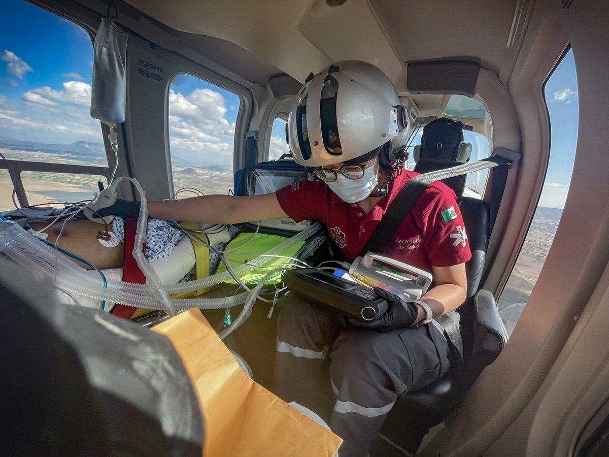 drguridi's tweet photo. #CODIGOTRAUMA POCUS en ambulancia aérea @SUMA_Puebla entrenamiento prehospitalario en vuelo para la rotación de residentes de la subespecialidad urgencias pediátricas del @T_HIMFG https://t.co/mk0rghx9wm