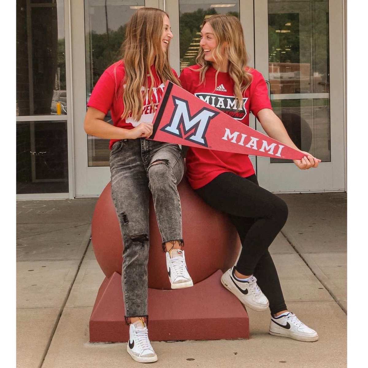 savannah8smith's tweet photo. Officially signed to Miami University Hamilton! I want to thank my family, and all my coaches, teammates, and friends for helping me along the way. Go Harriers! 🥎❤️ @MUHSoftball @RossRamball https://t.co/t7R9vLhByj