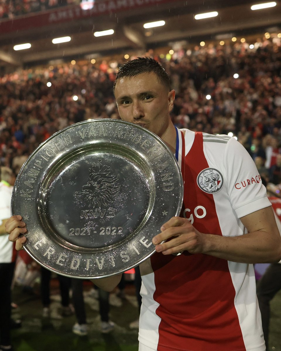 Het was een dappere keuze om de overstap te maken, maar jij deed het. In de afgelopen maanden ging het moeizaam, maar alsnog ben je heel belangrijk geweest voor ons. Geniet van deze heerlijke titel, Steven ❤️ #ajahee #Ajax