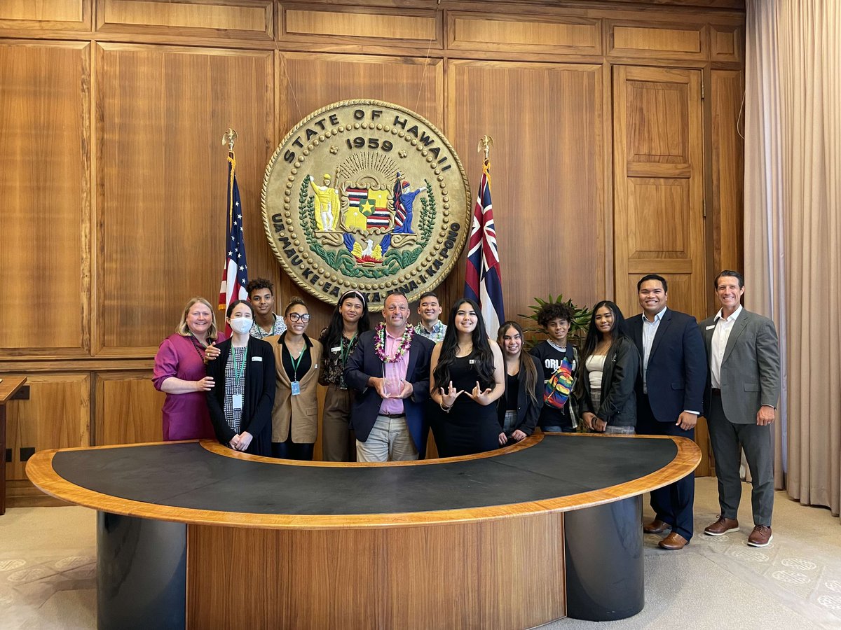 Students from HI Tech Academy & @DreamHouseEwa  came to the Capitol today to help us recognize @LtGovJoshGreen w/ @charteralliance 2022 Champ for Charter award. It's #CharterSchoolsWeek, & students talked story w/ LG Green about their unique ed experiences and future plans.