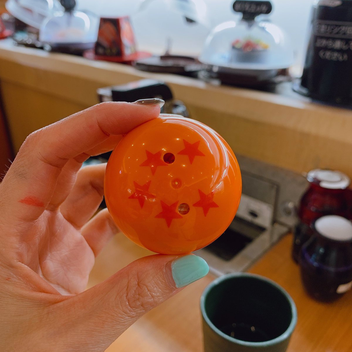 スシローなんて、何年振りにきたんだろ？

しかもなんか、ガチャガチャ当たったんだけど私も娘も全く興味なし。
　
とりあえず、ドラゴンボールの星が５つだったのでラッキーナンバーが出てラッキーだった〜！
　
ただそれだけ笑