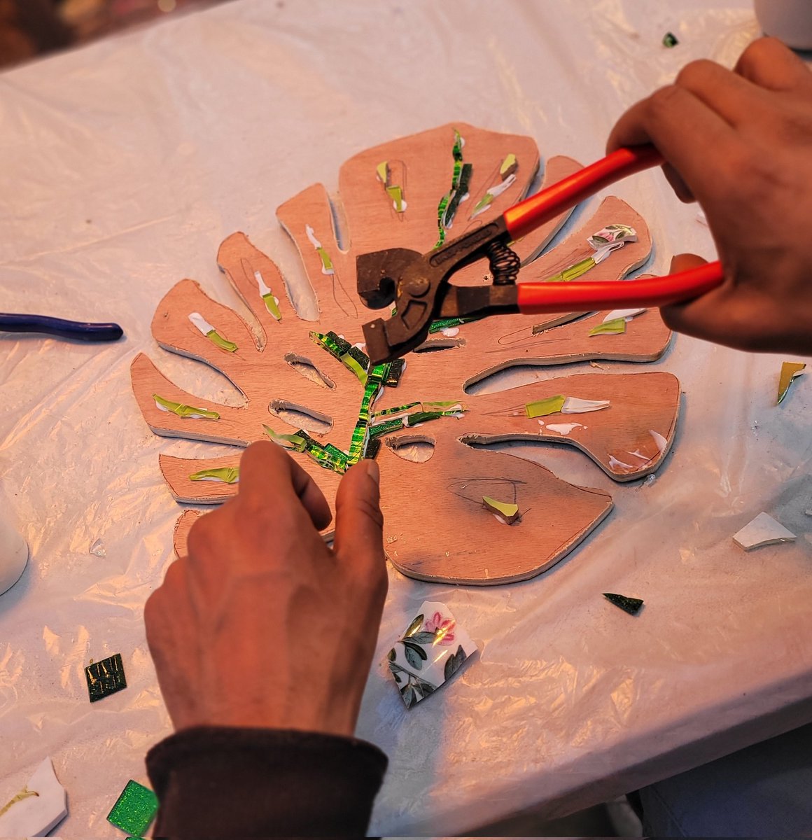 HeartInArt_UK's tweet photo. So exciting to be back @BeeUrbanLondon making mosaics on Wed evenings.
New projects on the go and a warm fire
and good company. ๐
#mosaicworkshops #relaxchatcreate #hobbiesarefun #learntomakemosaics https://t.co/Di5rr8sHFy